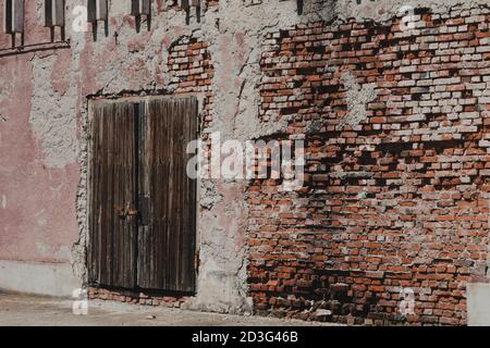 Alte Tür zu einer stillstehenden Halle.Bau in Abbruchgefahr Stockfoto