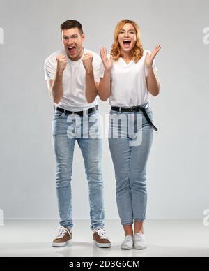 Porträt eines glücklichen Paares in weißen T-Shirts Stockfoto