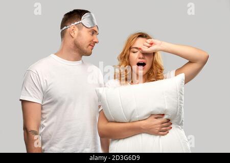 Paar mit Augenschlafmaske und Kissen Stockfoto