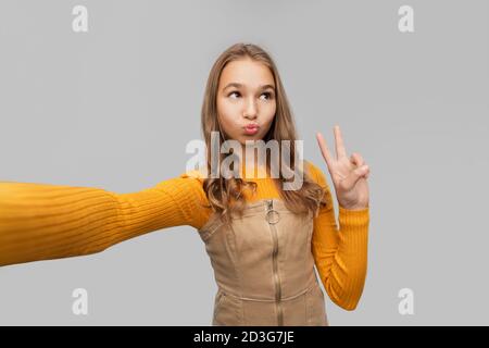 Lustige Teenager-Mädchen, Selfie und macht Gesichter Stockfoto