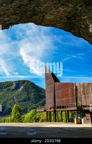 Die berühmte Niaux-Höhle in der Ariege-Region Frankreichs mit ihrer riesigen Metallskulptur, dem Vicdessos-Tal. Stockfoto