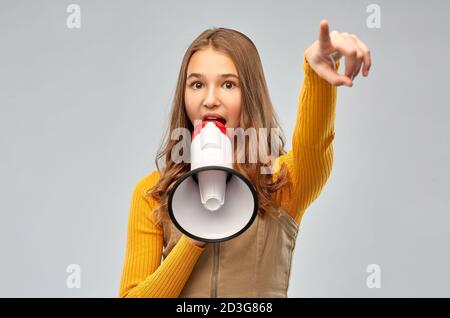 Teenager-Mädchen sprechen zu Megaphon Stockfoto