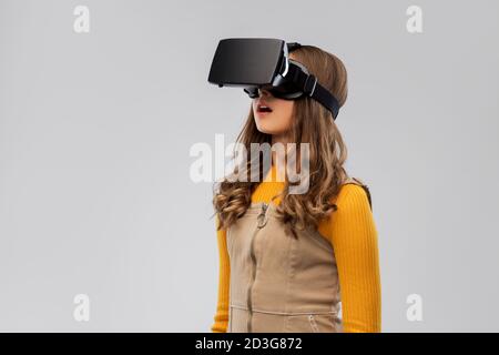 Teenager-Mädchen in vr Brille auf grauem Hintergrund Stockfoto