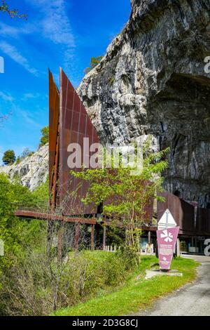 Die berühmte Niaux-Höhle in der Ariege-Region Frankreichs mit ihrer riesigen Metallskulptur, dem Vicdessos-Tal. Stockfoto