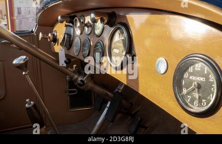Doha, Katar- 30. März 2020: 1925 Rolls royce silver Ghost classic car blue Roadster Stockfoto