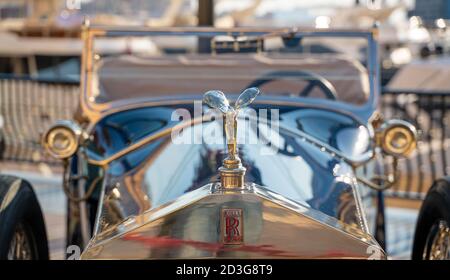 Doha, Katar- 30. März 2020: 1925 Rolls royce silver Ghost classic car blue Roadster Stockfoto