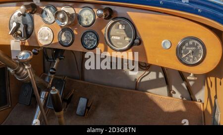 Doha, Katar- 30. März 2020: 1925 Rolls royce silver Ghost classic car blue Roadster Stockfoto
