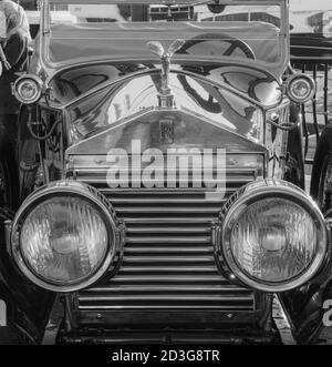 Doha, Katar- 30. März 2020: 1925 Rolls royce silver Ghost classic car blue Roadster Stockfoto