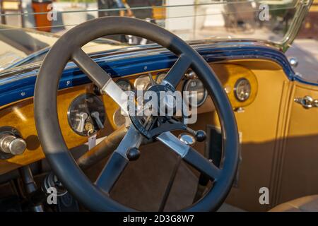 Doha, Katar- 30. März 2020: 1925 Rolls royce silver Ghost classic car blue Roadster Stockfoto