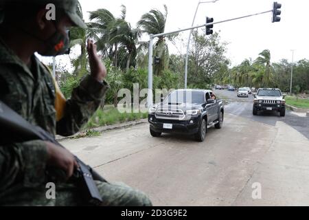 CANCUN, MEXIKO - 7. OKTOBER: Ein Militär patrouilliert die Straße, um die Schäden aufgrund der Tatsache, dass Hurrikan Delta, erreichen Kategorie 3 auf der Saffir-Simpson-Skala, erreichte die Küste von Quintana Roo zu inspizieren, Was Überschwemmungen, umgestürzte Bäume und mehrere Häuser betroffen verursacht hat, wird geschätzt, dass Hurrikan Delta seinen Weg nach Louisiana, USA, fortsetzen wird. Am 7. Oktober 2020 in Cancun, Mexiko (Foto von Eyepix Group/Pacific Press) Stockfoto