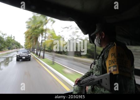 CANCUN, MEXIKO - 7. OKTOBER: Ein Militär patrouilliert die Straße, um die Schäden aufgrund der Tatsache, dass Hurrikan Delta, erreichen Kategorie 3 auf der Saffir-Simpson-Skala, erreichte die Küste von Quintana Roo zu inspizieren, Was Überschwemmungen, umgestürzte Bäume und mehrere Häuser betroffen verursacht hat, wird geschätzt, dass Hurrikan Delta seinen Weg nach Louisiana, USA, fortsetzen wird. Am 7. Oktober 2020 in Cancun, Mexiko (Foto von Eyepix Group/Pacific Press) Stockfoto