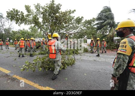 CANCUN, MEXIKO - 7. OKTOBER: Ein Militär versuchen, einen Baum von der Straße, die aufgrund der Tatsache, dass Hurrikan Delta, erreichen Kategorie 3 auf der Saffir-Simpson Skala gefallen wurde, erreichte die Küste von Quintana Roo zu entfernen, Was Überschwemmungen, umgestürzte Bäume und mehrere Häuser betroffen verursacht hat, wird geschätzt, dass Hurrikan Delta seinen Weg nach Louisiana, USA, fortsetzen wird. Am 7. Oktober 2020 in Cancun, Mexiko (Foto von Eyepix Group/Pacific Press) Stockfoto