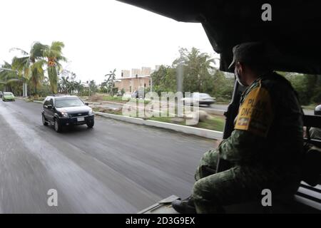 CANCUN, MEXIKO - 7. OKTOBER: Ein Militär patrouilliert die Straße, um die Schäden aufgrund der Tatsache, dass Hurrikan Delta, erreichen Kategorie 3 auf der Saffir-Simpson-Skala, erreichte die Küste von Quintana Roo zu inspizieren, Was Überschwemmungen, umgestürzte Bäume und mehrere Häuser betroffen verursacht hat, wird geschätzt, dass Hurrikan Delta seinen Weg nach Louisiana, USA, fortsetzen wird. Am 7. Oktober 2020 in Cancun, Mexiko (Foto von Eyepix Group/Pacific Press) Stockfoto