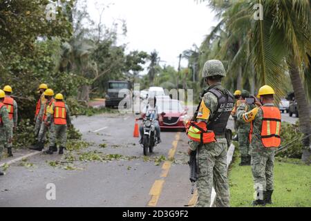 CANCUN, MEXIKO - 7. OKTOBER: Ein Militär versuchen, einen Baum von der Straße, die aufgrund der Tatsache, dass Hurrikan Delta, erreichen Kategorie 3 auf der Saffir-Simpson Skala gefallen wurde, erreichte die Küste von Quintana Roo zu entfernen, Was Überschwemmungen, umgestürzte Bäume und mehrere Häuser betroffen verursacht hat, wird geschätzt, dass Hurrikan Delta seinen Weg nach Louisiana, USA, fortsetzen wird. Am 7. Oktober 2020 in Cancun, Mexiko (Foto von Eyepix Group/Pacific Press) Stockfoto