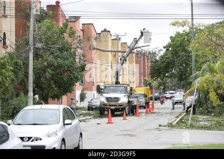 CANCUN, MEXIKO - 7. OKTOBER: Arbeiter versuchen, einen Baum von der Straße zu entfernen, die aufgrund der Tatsache, dass Hurrikan Delta, erreichen Kategorie 3 auf der Saffir-Simpson-Skala gefallen war, erreichte die Küste von Quintana Roo, Was Überschwemmungen, umgestürzte Bäume und mehrere Häuser betroffen verursacht hat, wird geschätzt, dass Hurrikan Delta seinen Weg nach Louisiana, USA, fortsetzen wird. Am 7. Oktober 2020 in Cancun, Mexiko (Foto von Eyepix Group/Pacific Press) Stockfoto