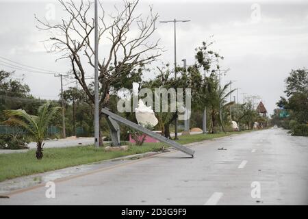 CANCUN, MEXIKO - 7. OKTOBER: Ein Transitschild fiel aufgrund der Tatsache, dass Hurrikan Delta, erreichen Kategorie 3 auf der Saffir-Simpson-Skala, erreichte die Küste von Quintana Roo, die Überschwemmungen verursacht, umgestürzte Bäume und mehrere Häuser betroffen, wird es geschätzt, dass Hurrikan Delta seinen Weg nach Louisiana, USA fortsetzen. Am 7. Oktober 2020 in Cancun, Mexiko (Foto von Eyepix Group/Pacific Press) Stockfoto