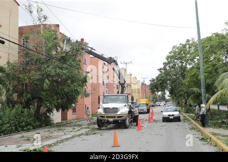 CANCUN, MEXIKO - 7. OKTOBER: Arbeiter versuchen, einen Baum von der Straße zu entfernen, die aufgrund der Tatsache, dass Hurrikan Delta, erreichen Kategorie 3 auf der Saffir-Simpson-Skala gefallen war, erreichte die Küste von Quintana Roo, Was Überschwemmungen, umgestürzte Bäume und mehrere Häuser betroffen verursacht hat, wird geschätzt, dass Hurrikan Delta seinen Weg nach Louisiana, USA, fortsetzen wird. Am 7. Oktober 2020 in Cancun, Mexiko (Foto von Eyepix Group/Pacific Press) Stockfoto