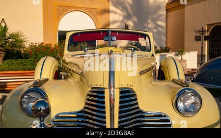 Doha, Katar: 4 März 2020:1954 Cadillac Eldorado Cabrio klassischen Luxus-Auto Stockfoto