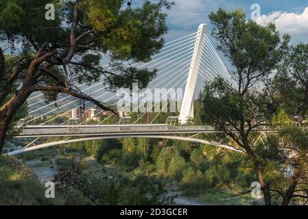 Die Millennium-Brücke überspannt den Fluss Moraca.erbaut und eröffnet 2005 Diese moderne Struktur kontrastiert mit den umliegenden Bäumen Das Flussufer,Aug Stockfoto