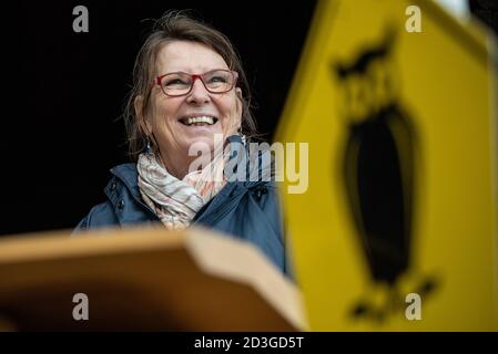 Waldeck, Deutschland. Okt. 2020. Die hessische Umweltministerin Priska Hinz (Grüne) spricht bei der Ankündigung über die Erweiterung des Nationalparks Kellerwald-Edersee. Der Nationalpark liegt im nordhessischen Stadtteil Waldeck-Frankenberg. Quelle: Swen Pförtner/dpa/Alamy Live News Stockfoto