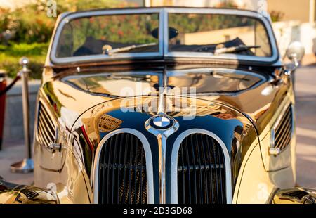 Doha, Katar- 30. März 2020: 1937 BMW 327 Oldtimer Cabriolet Stockfoto