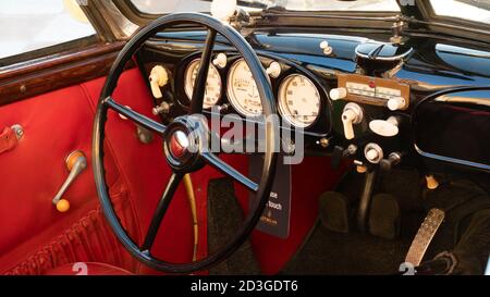 Doha, Katar- 30. März 2020: 1937 BMW 327 Oldtimer Cabriolet Stockfoto