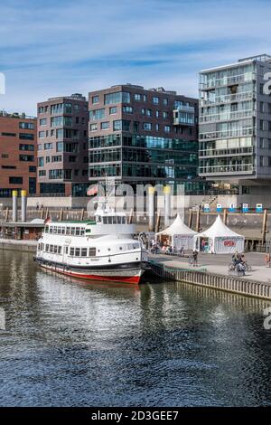 Sandtorhafen - Traditionsschiffhafen (übersetzt: Sandtorhafen - traditioneller Schiffshafen). Neu entwickelt und mit modernen freitragenden Apartments ausgestattet. Stockfoto