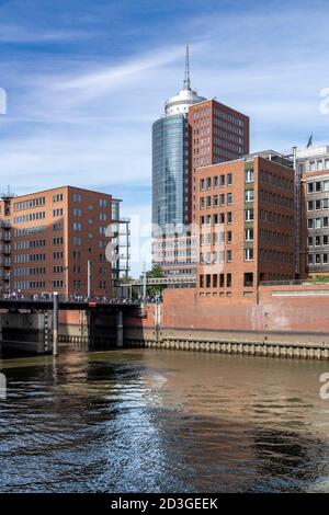 Sandtorhafen - Traditionsschiffhafen (übersetzt: Sandtorhafen - traditioneller Schiffshafen). Neu entwickelt und mit modernen freitragenden Apartments ausgestattet. Stockfoto