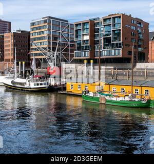 Sandtorhafen - Traditionsschiffhafen (übersetzt: Sandtorhafen - traditioneller Schiffshafen). Neu entwickelt und mit modernen freitragenden Apartments ausgestattet. Stockfoto