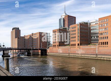 Sandtorhafen - Traditionsschiffhafen (übersetzt: Sandtorhafen - traditioneller Schiffshafen). Neu entwickelt und mit modernen freitragenden Apartments ausgestattet. Stockfoto