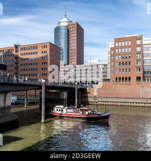 Sandtorhafen - Traditionsschiffhafen (übersetzt: Sandtorhafen - traditioneller Schiffshafen). Neu entwickelt und mit modernen freitragenden Apartments ausgestattet. Stockfoto