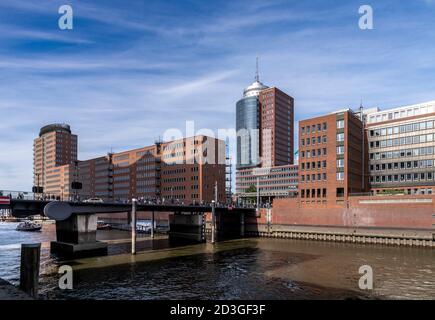 Sandtorhafen - Traditionsschiffhafen (übersetzt: Sandtorhafen - traditioneller Schiffshafen). Neu entwickelt und mit modernen freitragenden Apartments ausgestattet. Stockfoto