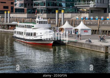 Sandtorhafen - Traditionsschiffhafen (übersetzt: Sandtorhafen - traditioneller Schiffshafen). Neu entwickelt und mit modernen freitragenden Apartments ausgestattet. Stockfoto