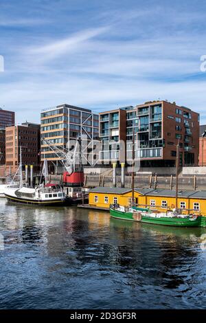 Sandtorhafen - Traditionsschiffhafen (übersetzt: Sandtorhafen - traditioneller Schiffshafen). Neu entwickelt und mit modernen freitragenden Apartments ausgestattet. Stockfoto