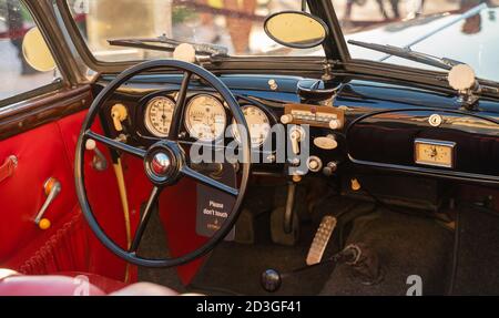 Doha, Katar- 30. März 2020: 1937 BMW 327 Oldtimer Cabriolet Stockfoto