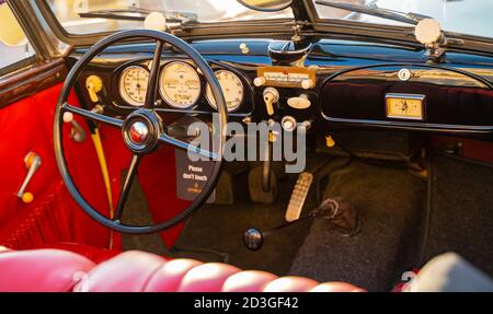 Doha, Katar- 30. März 2020: 1937 BMW 327 Oldtimer Cabriolet Stockfoto