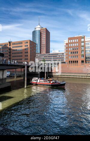 Sandtorhafen - Traditionsschiffhafen (übersetzt: Sandtorhafen - traditioneller Schiffshafen). Neu entwickelt und mit modernen freitragenden Apartments ausgestattet. Stockfoto