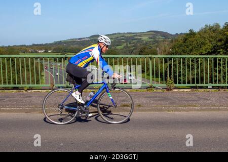 Männlicher Radfahrer Reiten blauen PLANETEN X RT58 Sport Rennrad auf dem Land Route über Autobahnbrücke in ländlichen Lancashire, Großbritannien Stockfoto