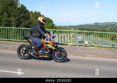 2020 KTM 1290 Superduke R 20 Motorradfahrer; zweirädrige Transport, Motorräder, Fahrzeug, Straßen, Motorräder, Motorradfahrer fahren in Chorley, UK Stockfoto