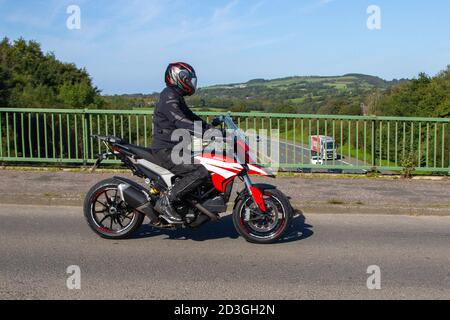 2014 rot Ducati Hyperstrada; Motorradfahrer; zweirädrigen Transport, Motorräder, Fahrzeug, Straßen, Motorräder, Motorradfahrer motoring in Chorley, UK Stockfoto