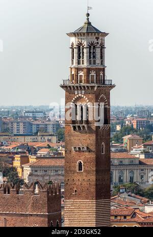 Verona. Nahaufnahme des Torre dei Lamberti, mittelalterlicher Turm (XI Jahrhundert-1403) vom Hügel aus gesehen, UNESCO-Weltkulturerbe, Venetien, Italien, Europa. Stockfoto