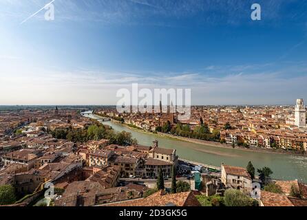 Verona Stadtbild vom Hügel im Sommer mit der Etsch, Lamberti Turm, Kirche Santa Anastasia und der Kathedrale. Venetien, Italien, Europa. Stockfoto