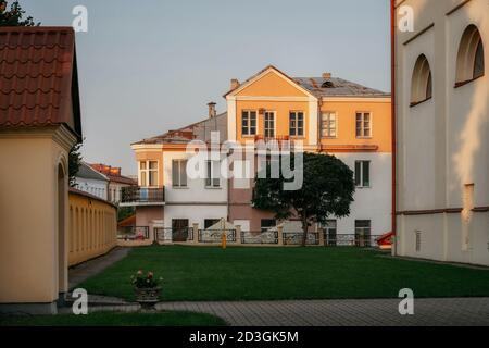 Die Mariä-Himmelfahrt-Kathedrale und typische mittelalterliche Architektur in Pinsk, Weißrussland Stockfoto