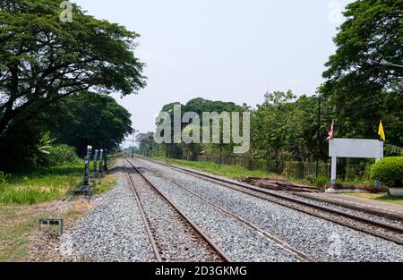 Der Signalmast des lokalen Bahnhofs vor der Überquerung der lokalen Straße in der Nähe des Vororts. Stockfoto