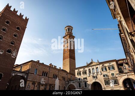 Verona, Piazza dei Signori oder Piazza Dante, Platz in der Innenstadt. In der Mitte der Lamberti Turm (Torre dei Lamberti). Venetien, Italien, Europa Stockfoto