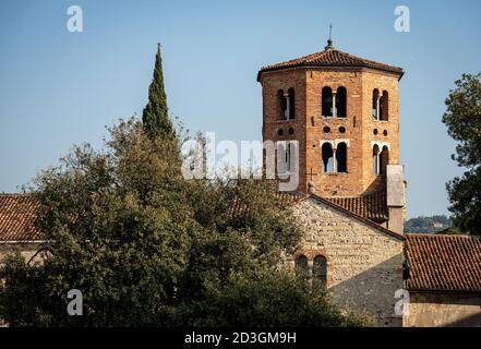 Verona, mittelalterliche Kirche von Santo Stefano (St. Stephen V-XII Jahrhundert) im romanischen Stil. Achteckige Laterne als Glockenturm verwendet, Venetien, Italien, EU. Stockfoto