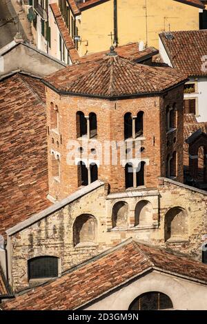 Verona, mittelalterliche Kirche von Santo Stefano (St. Stephen V-XII Jahrhundert) im romanischen Stil. Achteckige Laterne als Glockenturm verwendet, Venetien, Italien, EU. Stockfoto