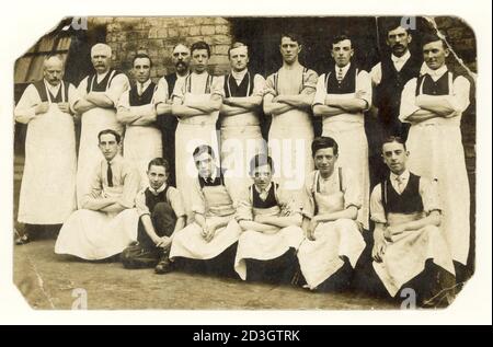 Original-Postkarte aus der Zeit vor dem 1. Weltkrieg der 1900er Jahre von Metzgern oder Bäckern, vielen jungen Lehrlingen, Studio von G. Triggle Fotograf, Heanor, Derbyshire, England, Großbritannien, um 1913 Stockfoto