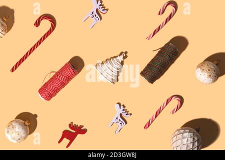 Layout von verschiedenen Weihnachtsdekorationen auf neutralem Hintergrund Stockfoto