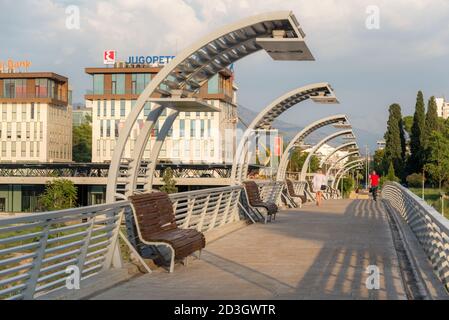 Fußgänger überqueren die Moskauer Brücke, ein Geschenk der russischen Regierung an die Menschen in Montenegro im Jahr 2008. Stockfoto